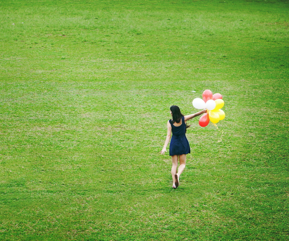 Girl With Colorful Balloons In Green Field wallpaper 960x800
