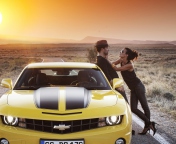 Fondo de pantalla Couple And Yellow Chevrolet 176x144