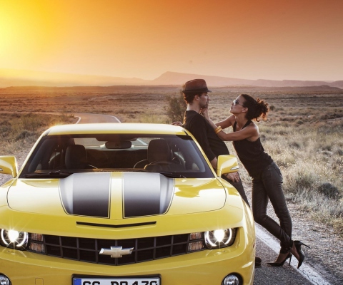 Sfondi Couple And Yellow Chevrolet 480x400