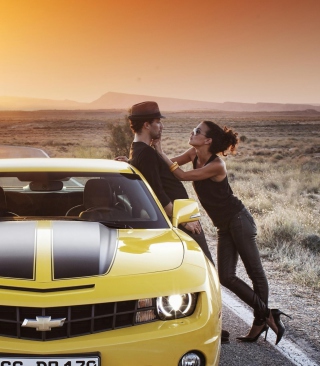 Couple And Yellow Chevrolet - Obrázkek zdarma pro Samsung Corby TV