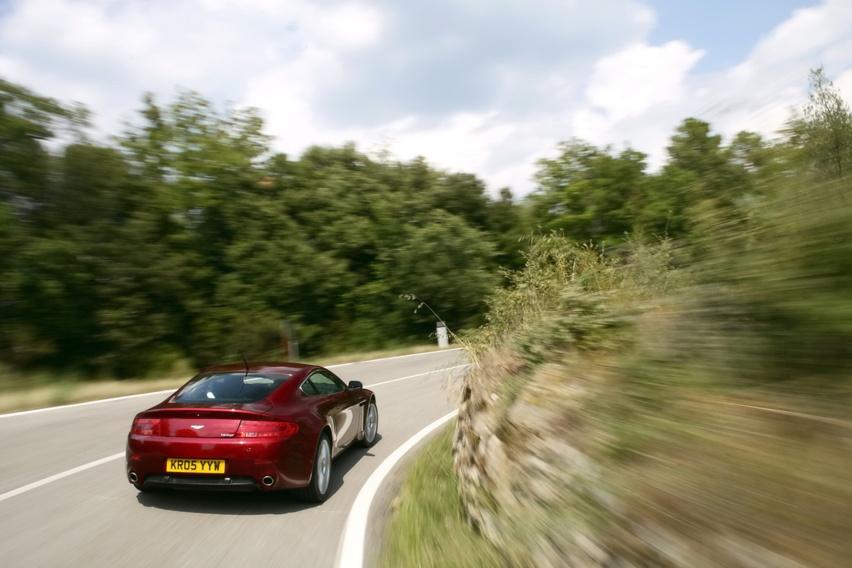 Автомобиль ехал 0. Aston Martin Vantage обои 4k. Автомобиль на дороге. Машина едет по дороге. Ехали машины.