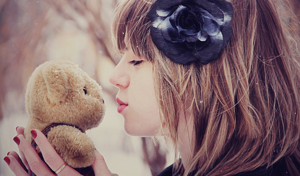 Screenshot №1 pro téma Girl Kissing Teddy Bear 1024x600