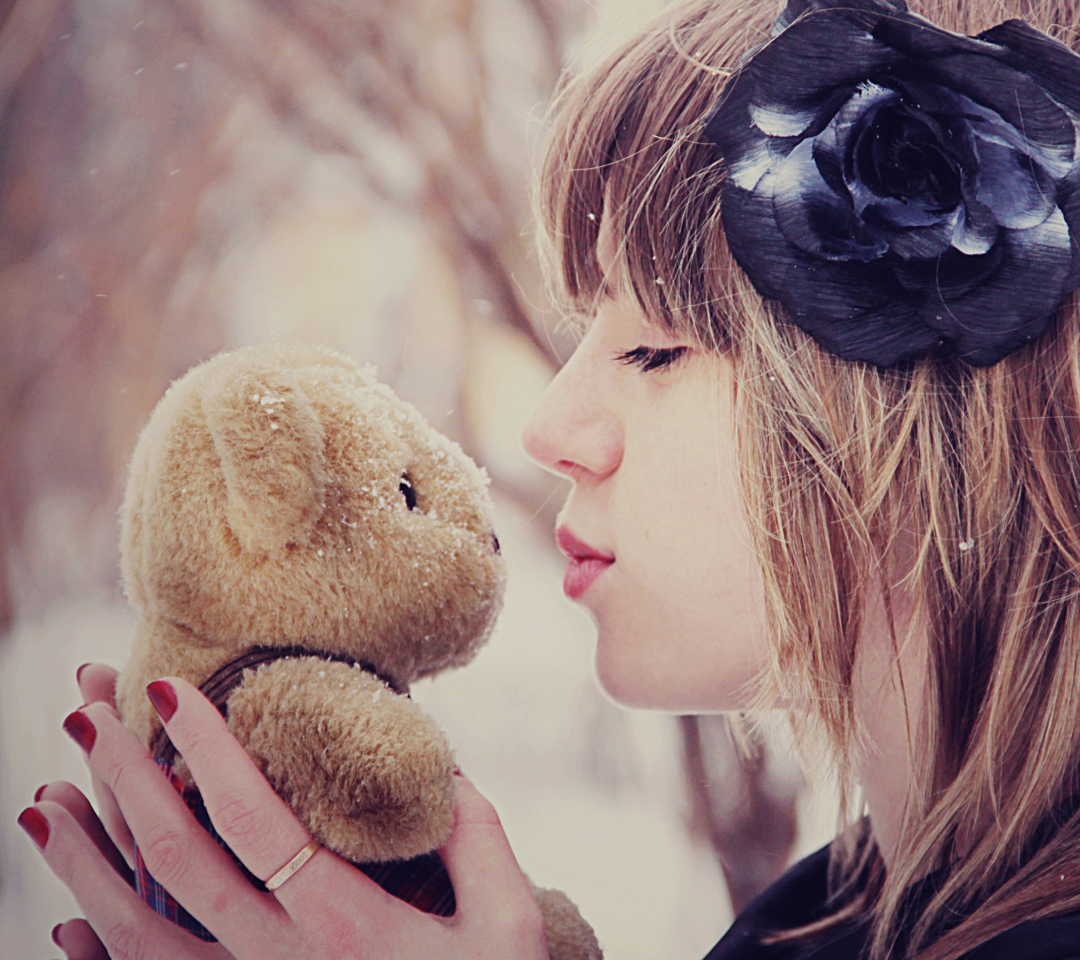 Das Girl Kissing Teddy Bear Wallpaper 1080x960