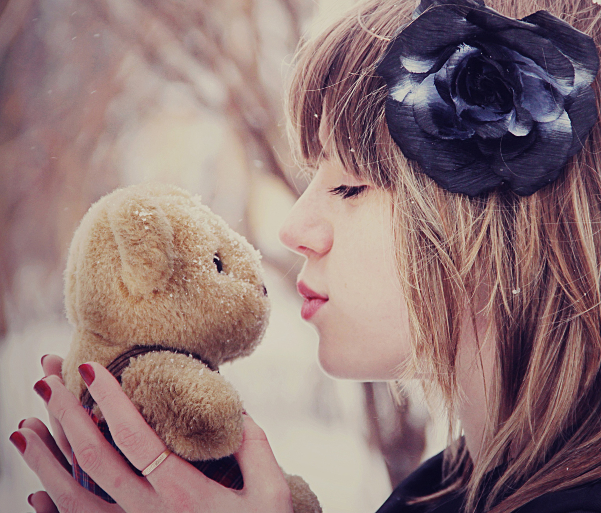 Обои Girl Kissing Teddy Bear 1200x1024