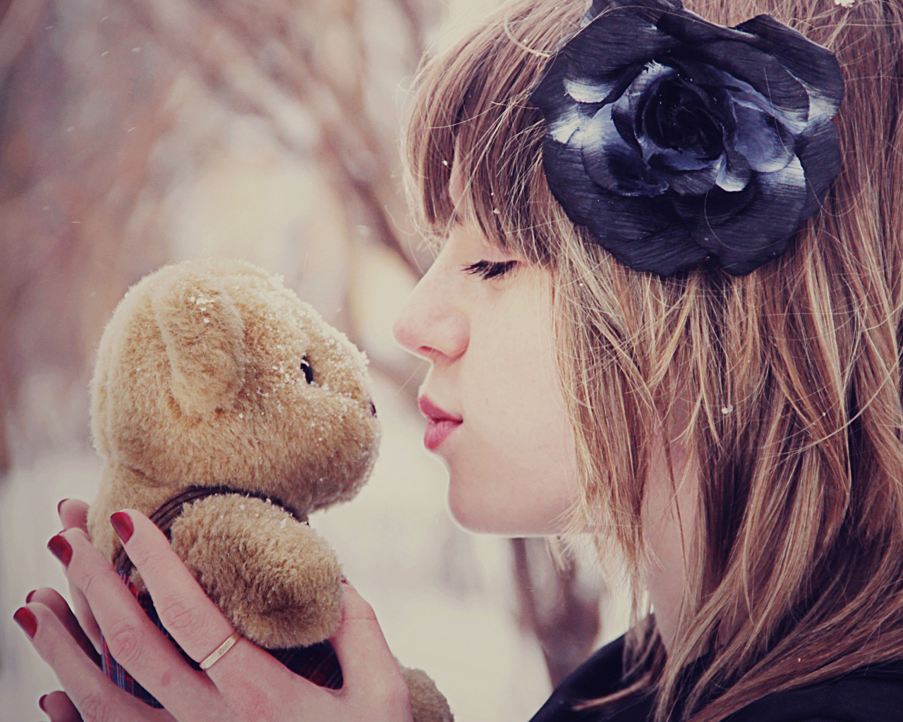 Обои Girl Kissing Teddy Bear 1280x1024