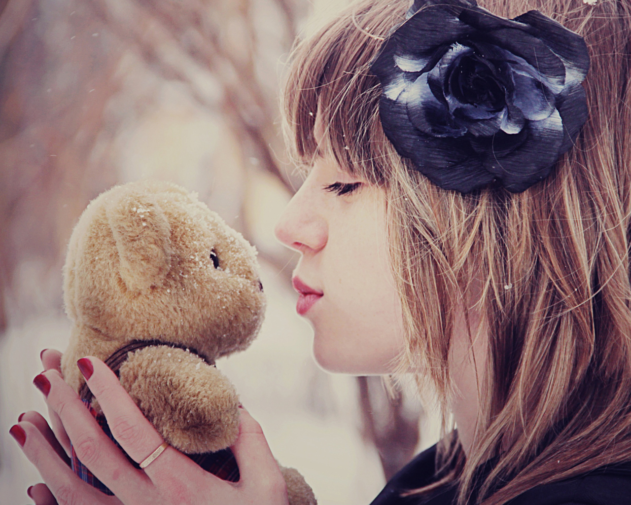 Screenshot №1 pro téma Girl Kissing Teddy Bear 1280x1024