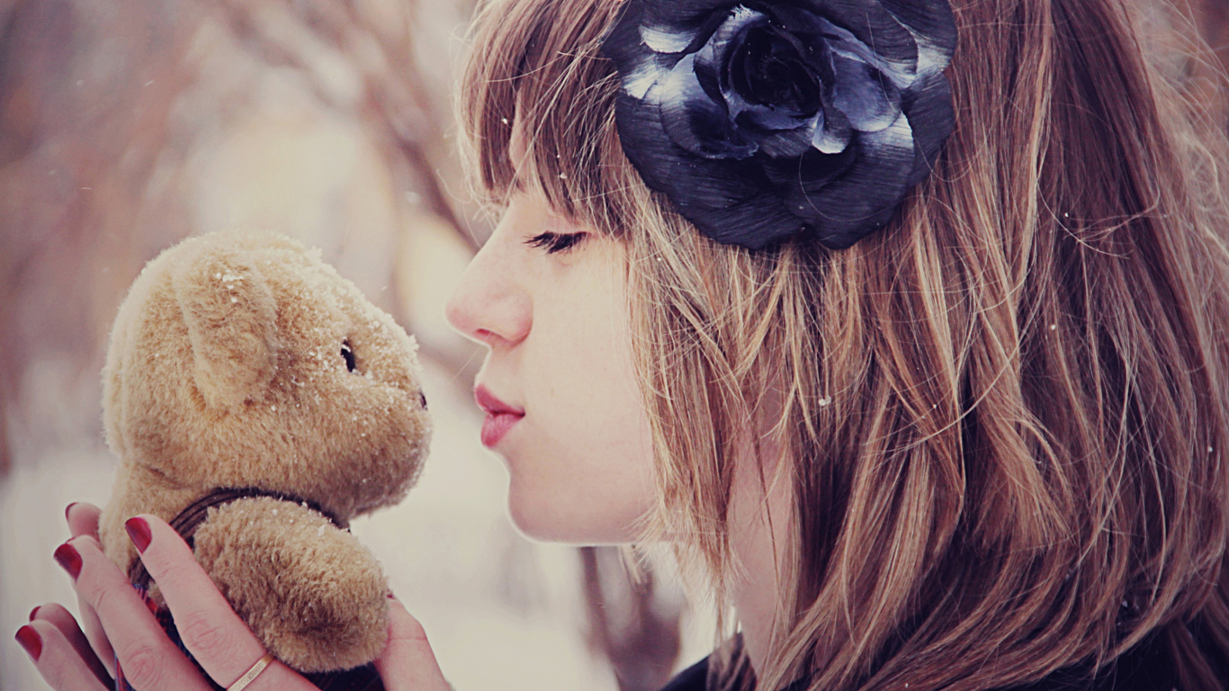 Fondo de pantalla Girl Kissing Teddy Bear 1366x768