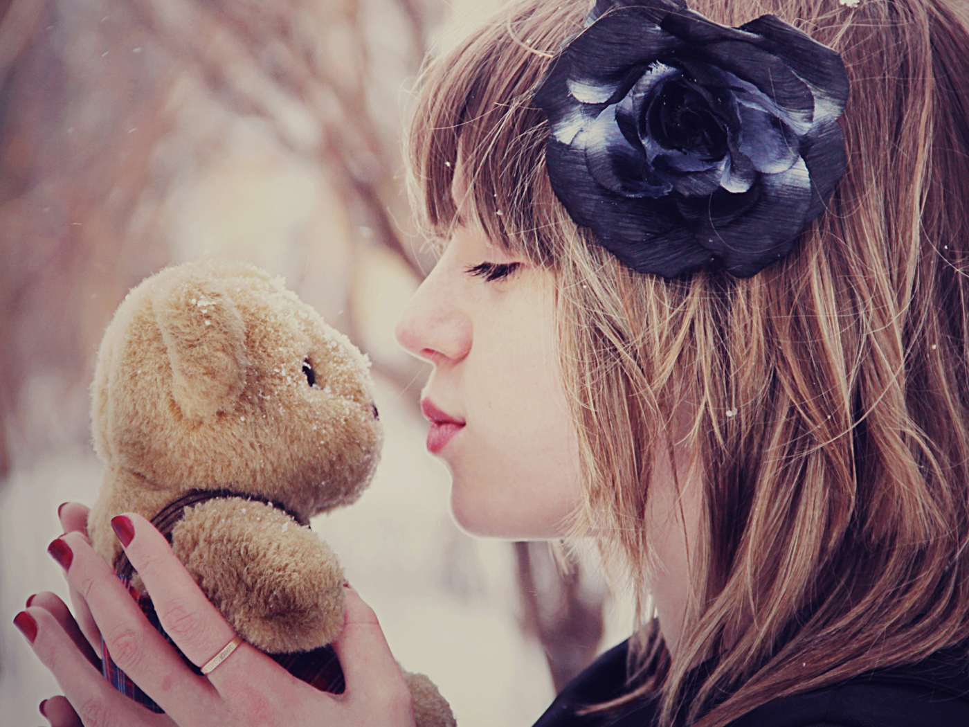 Das Girl Kissing Teddy Bear Wallpaper 1400x1050