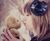 Das Girl Kissing Teddy Bear Wallpaper 176x144