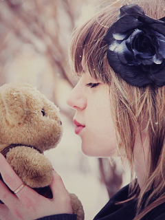 Das Girl Kissing Teddy Bear Wallpaper 240x320