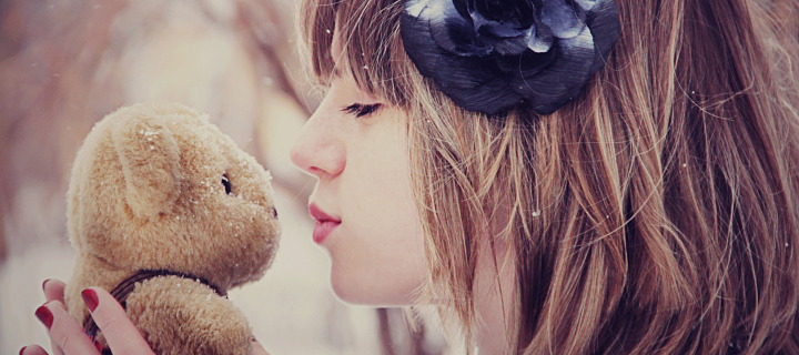 Girl Kissing Teddy Bear screenshot #1 720x320