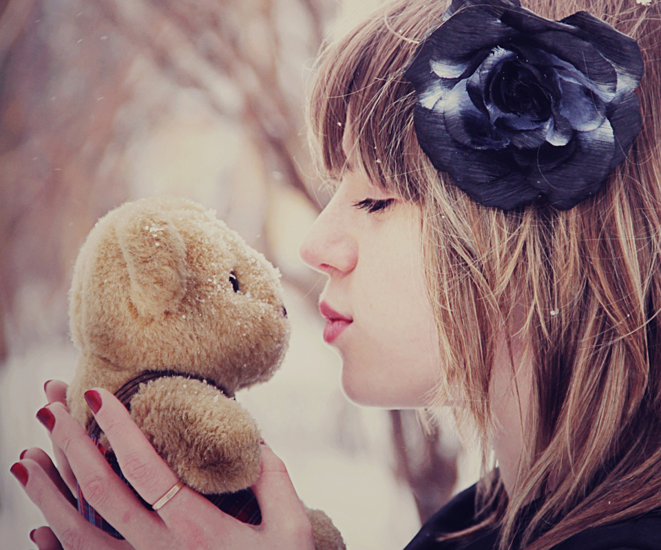 Обои Girl Kissing Teddy Bear 960x800