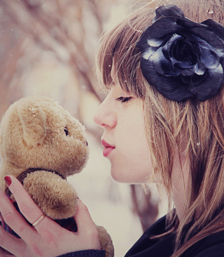 Girl Kissing Teddy Bear - Obrázkek zdarma pro 480x640