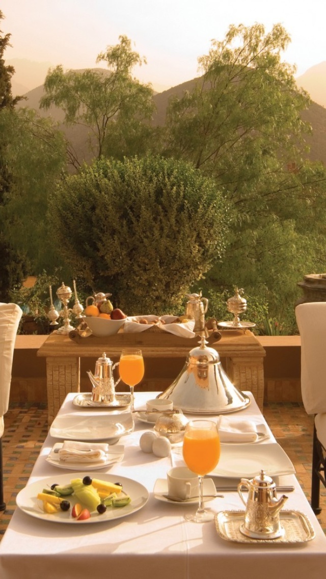 Summer Lunch on Terrace wallpaper 640x1136