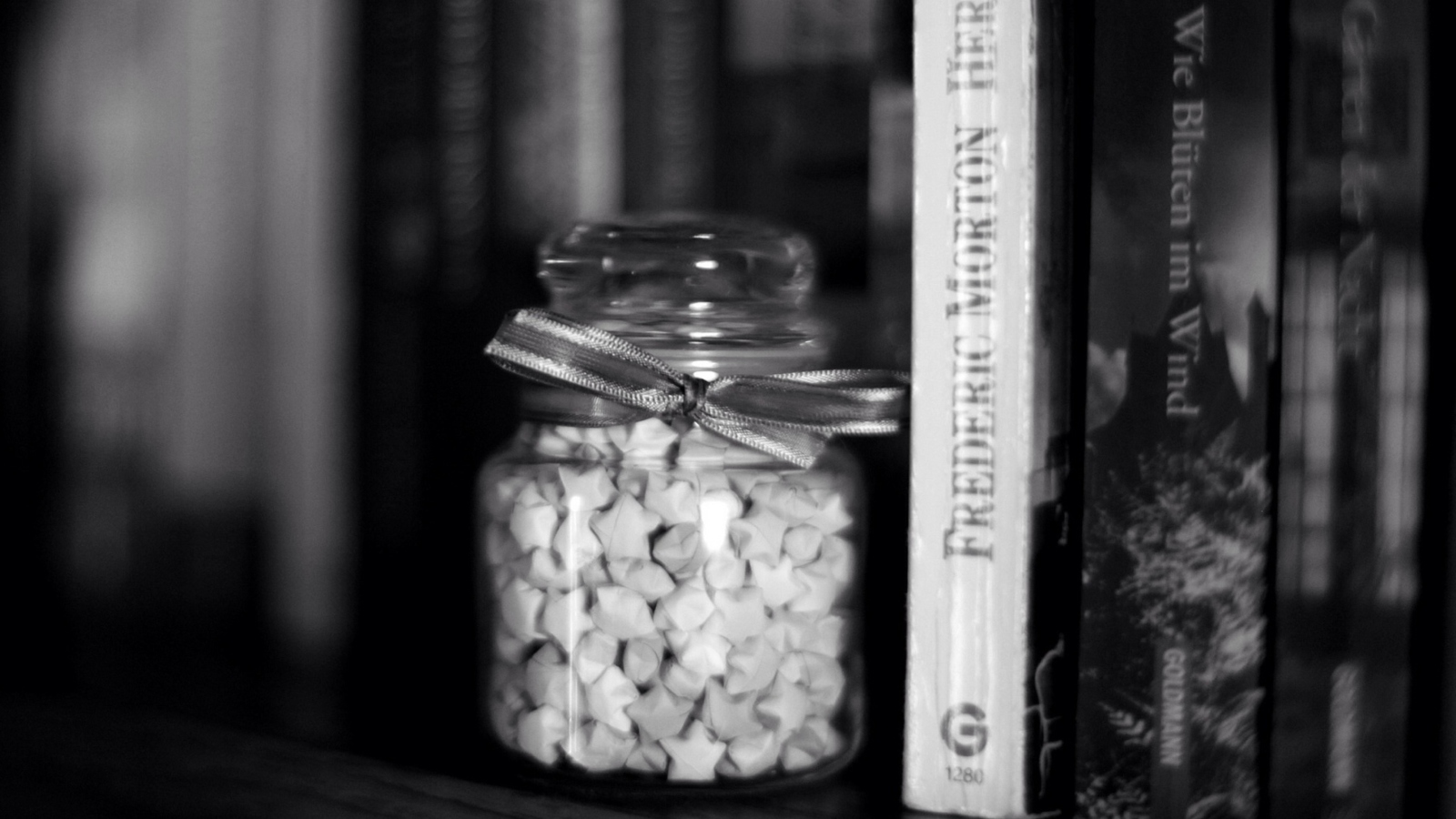 Black And White Candies Jar screenshot #1 1600x900