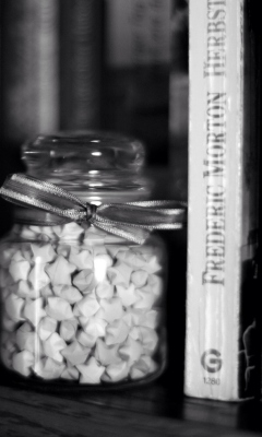 Black And White Candies Jar screenshot #1 240x400