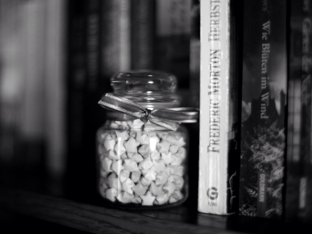 Das Black And White Candies Jar Wallpaper 640x480