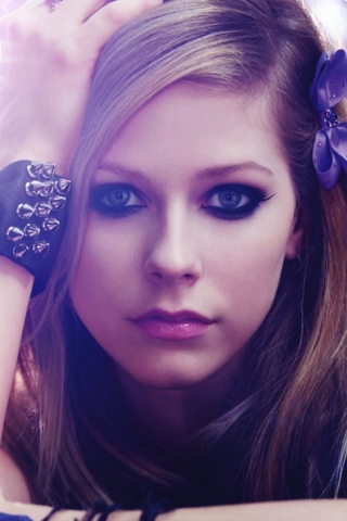Sfondi Avril Lavigne Portrait 320x480