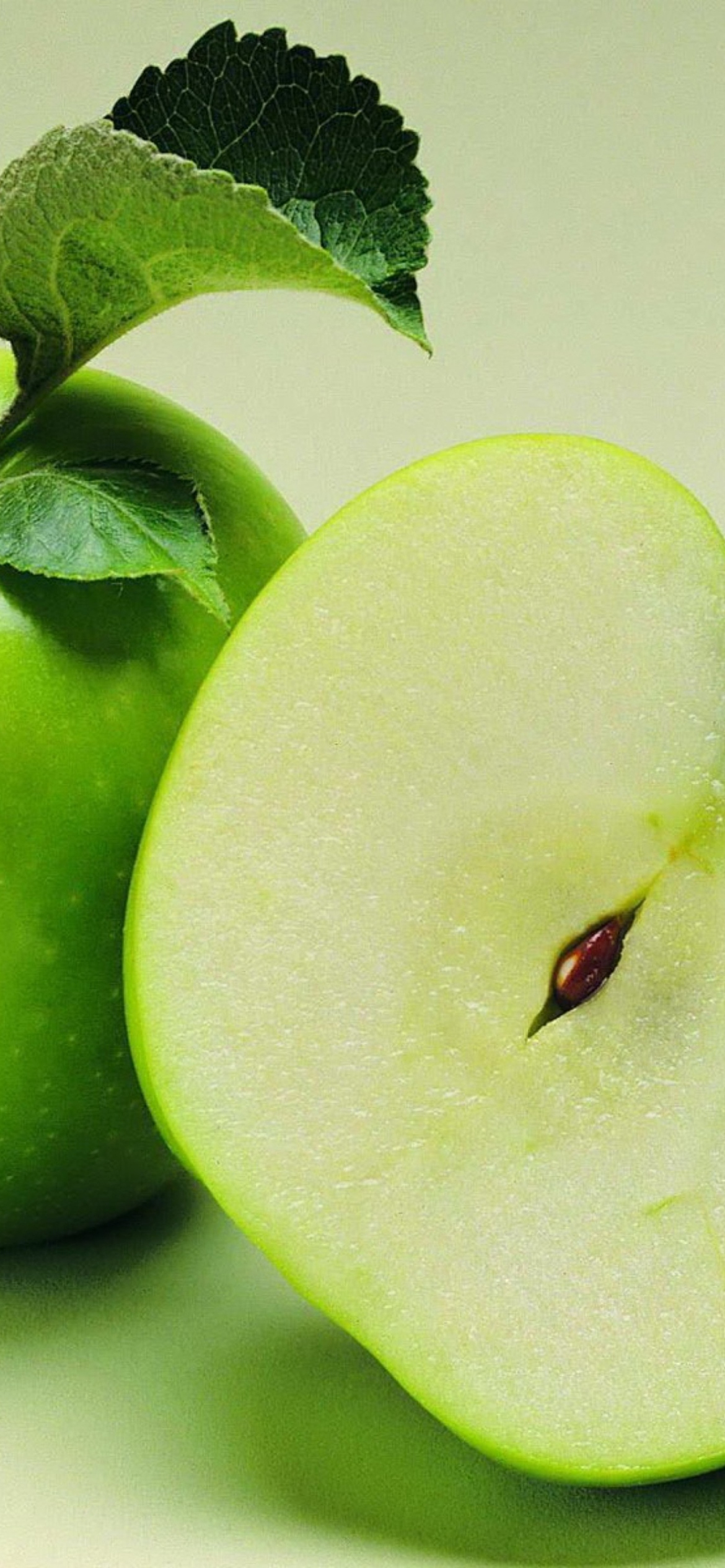 Fondo de pantalla Fresh And Juicy Green Apple 1170x2532