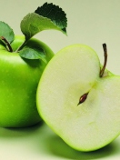Sfondi Fresh And Juicy Green Apple 132x176