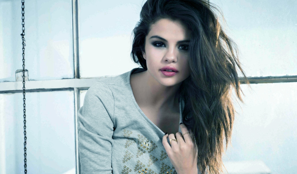 Selena Gomez 2013 wallpaper 1024x600