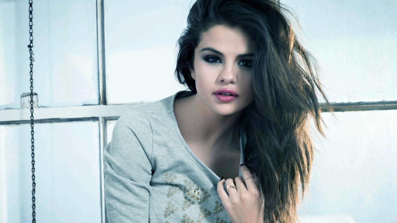Обои Selena Gomez 2013 1366x768
