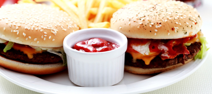 Das Burgers with Barbecue sauce Wallpaper 720x320