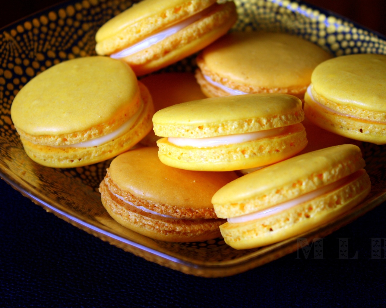 Обои Yellow Macarons 1280x1024