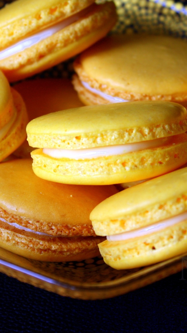 Sfondi Yellow Macarons 640x1136