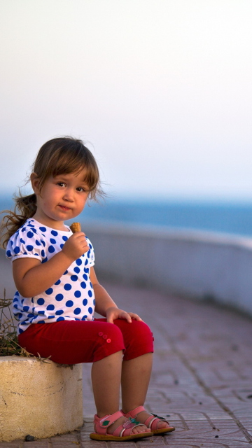 Sfondi Child Eating Ice Cream 360x640