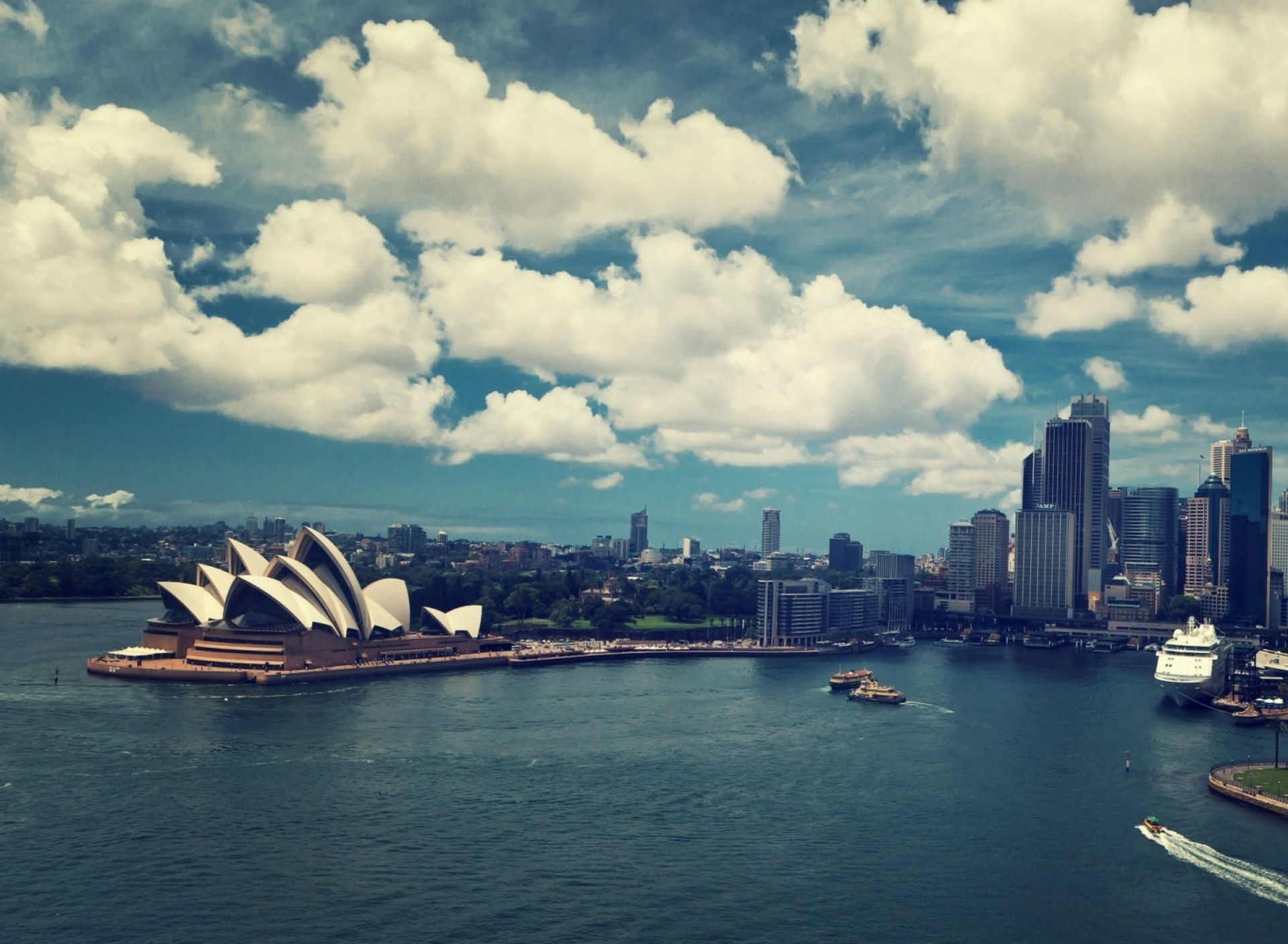 Fondo de pantalla Sydney Under White Clouds 1920x1408