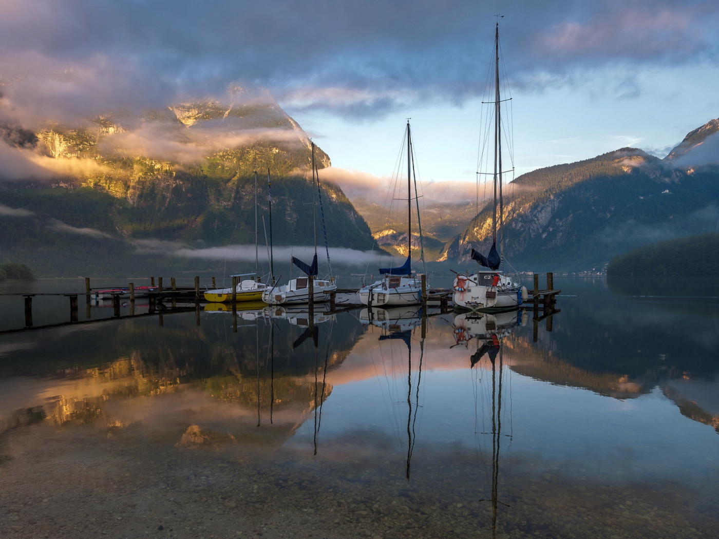 Fondo de pantalla Beautiful Landscape With White Yachts 1400x1050