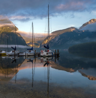 Beautiful Landscape With White Yachts sfondi gratuiti per iPad mini