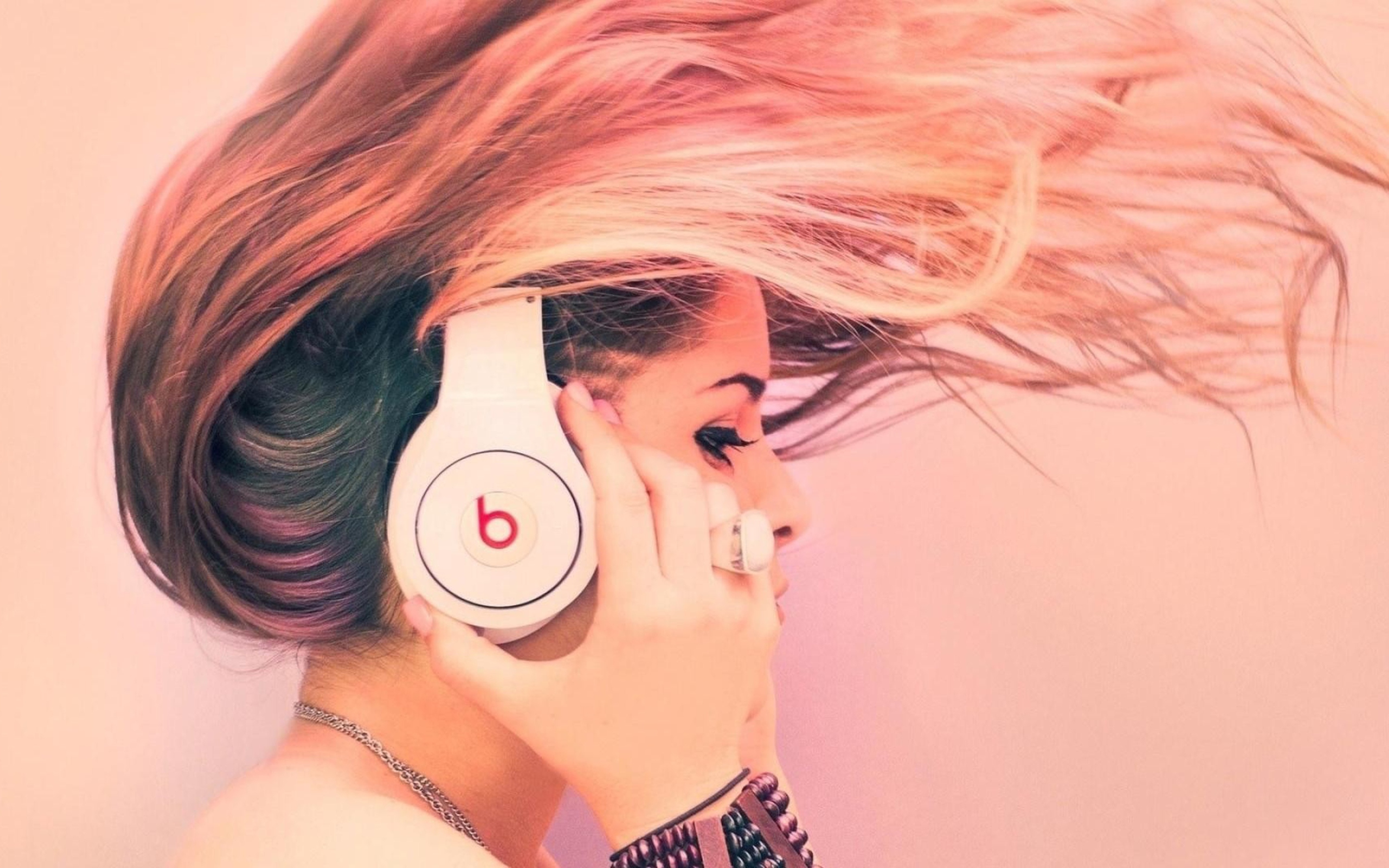 Beats By Dr. Dre wallpaper 2560x1600