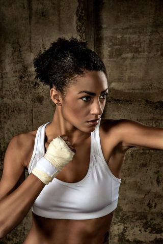 Das Sporty Girl Boxing Wallpaper 320x480
