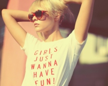 Das Girls Just Wanna Have Fun T-Shirt Wallpaper 220x176