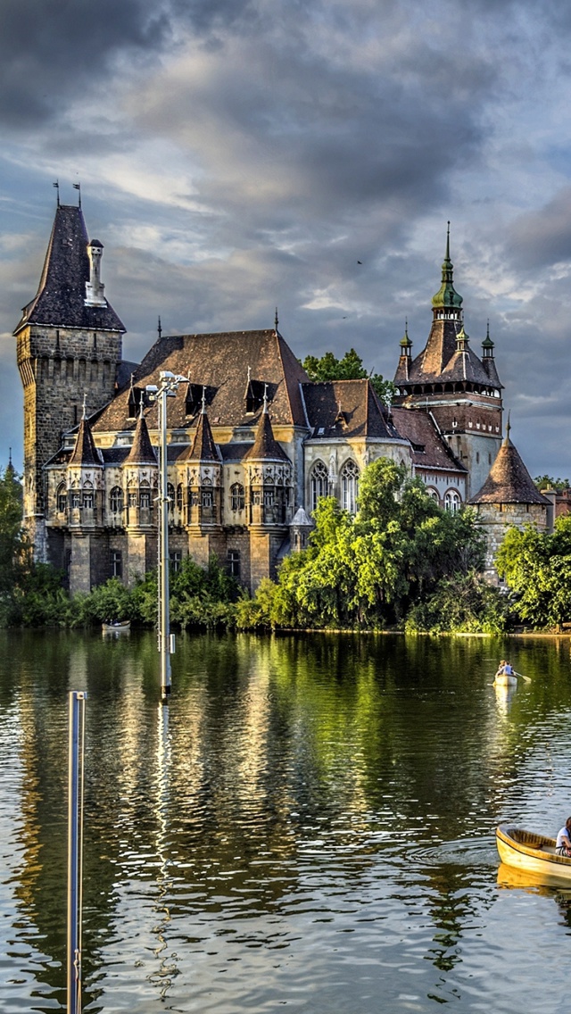 Sfondi Vajdahunyad Castle in Budapest 640x1136