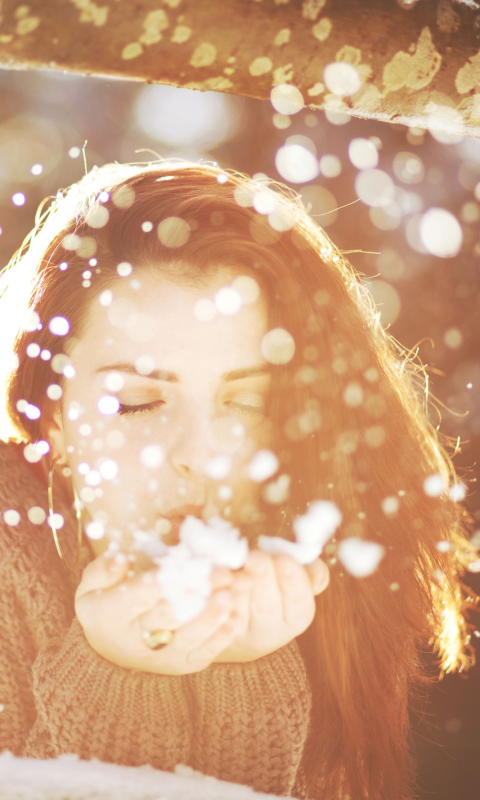 Das Fluffy Snow In Sunny Winter Day Wallpaper 480x800