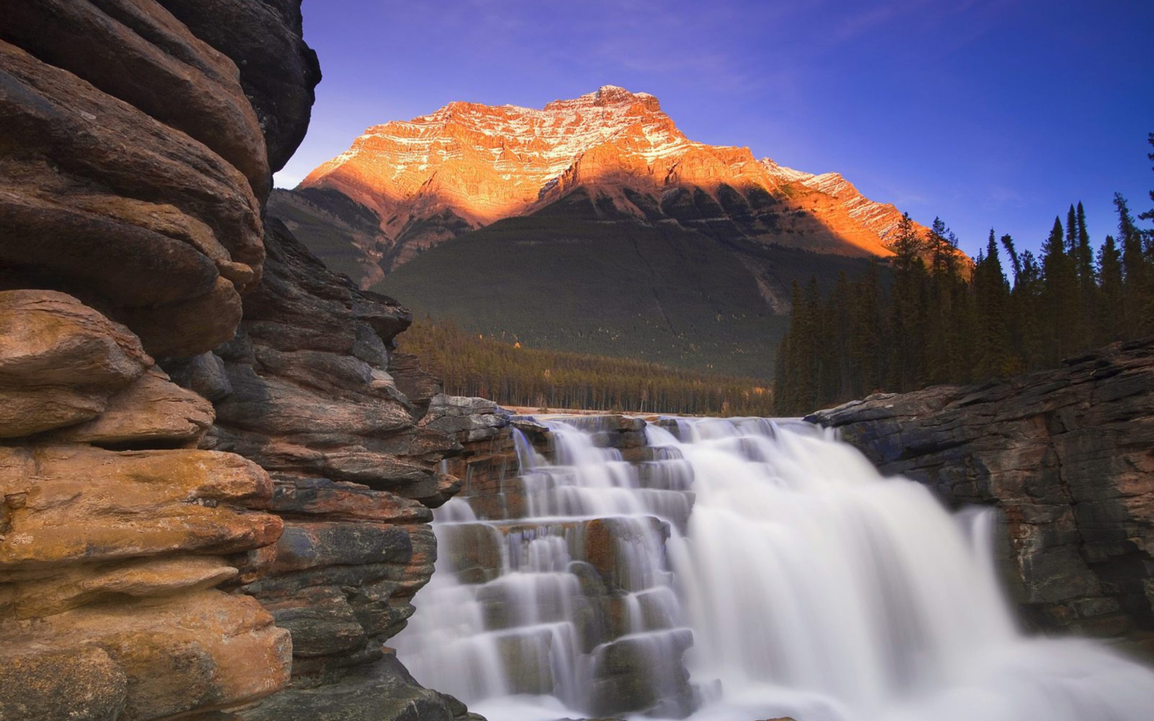 Screenshot №1 pro téma Beautiful Mountain Waterfall 1680x1050