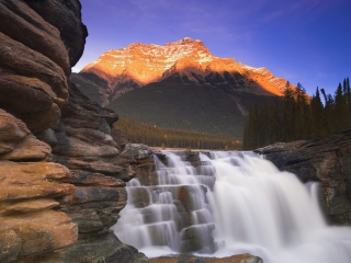 Screenshot №1 pro téma Beautiful Mountain Waterfall 320x240