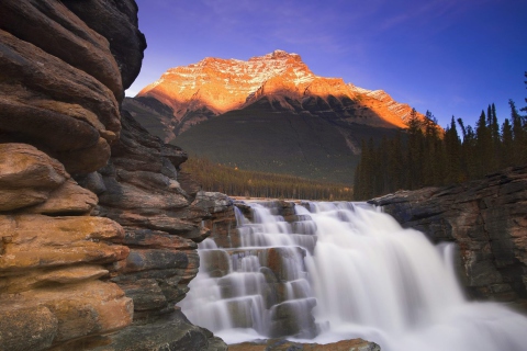 Обои Beautiful Mountain Waterfall 480x320