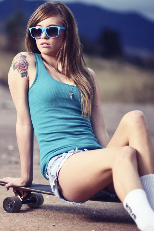Das Skater Girl With Tattoo Wallpaper 640x960