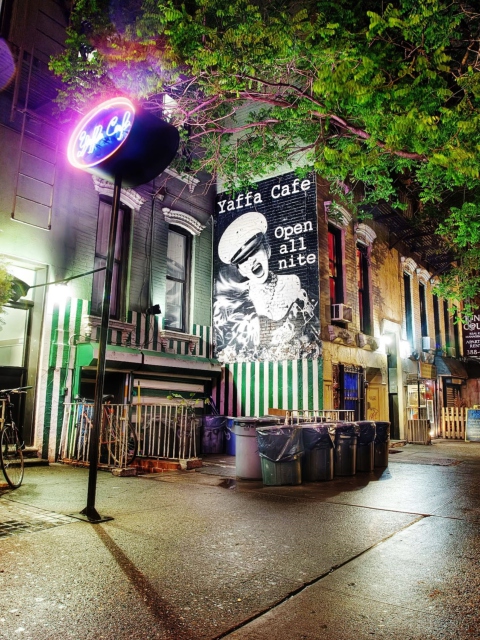 Das Cafe In Town Wallpaper 480x640
