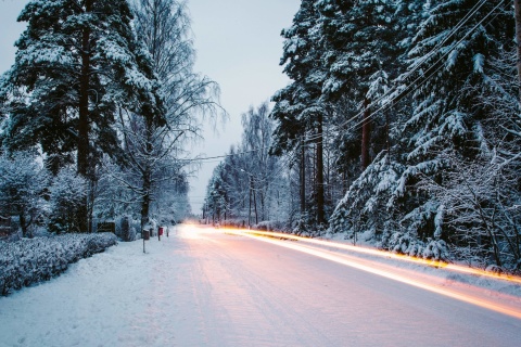 Snowy forest road wallpaper 480x320