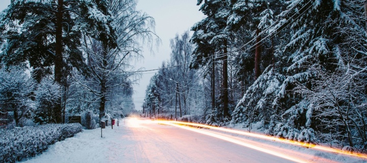 Snowy forest road wallpaper 720x320