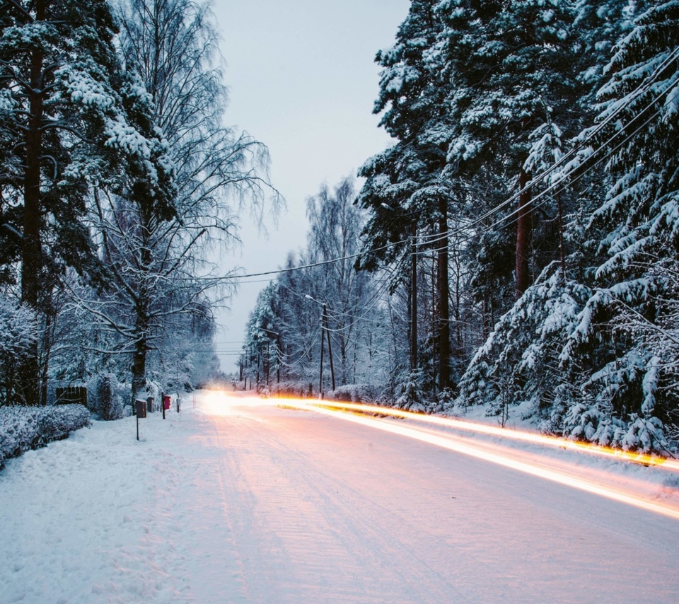 Snowy forest road wallpaper 960x854