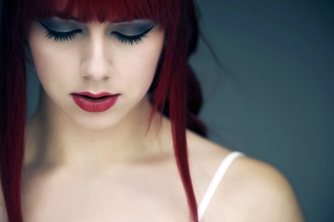 Brunette With Artistic Makeup screenshot #1 480x320