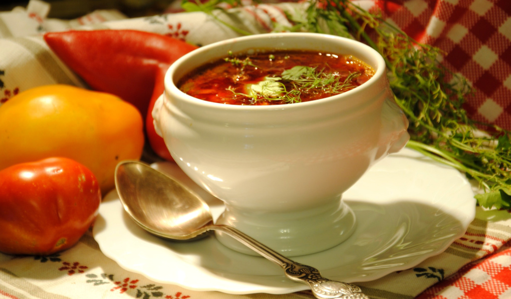 Обои Ukrainian Red Borscht Soup 1024x600
