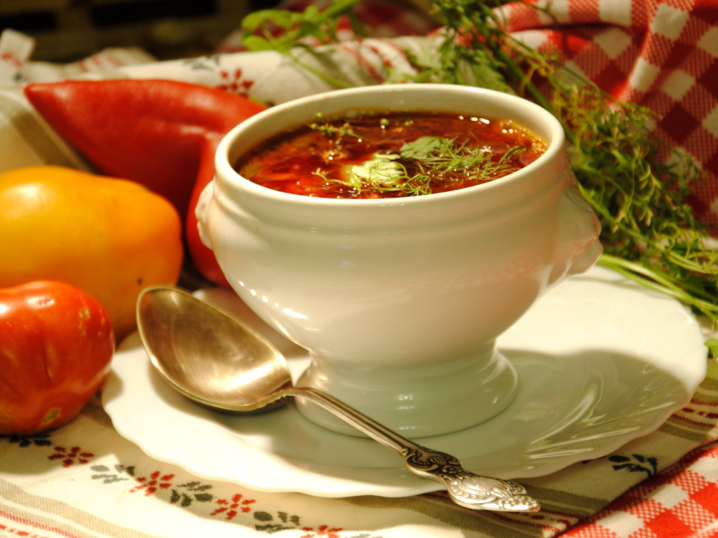 Обои Ukrainian Red Borscht Soup 1024x768