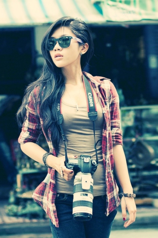 Das Brunette Asian Girl With Photo Camera Wallpaper 320x480